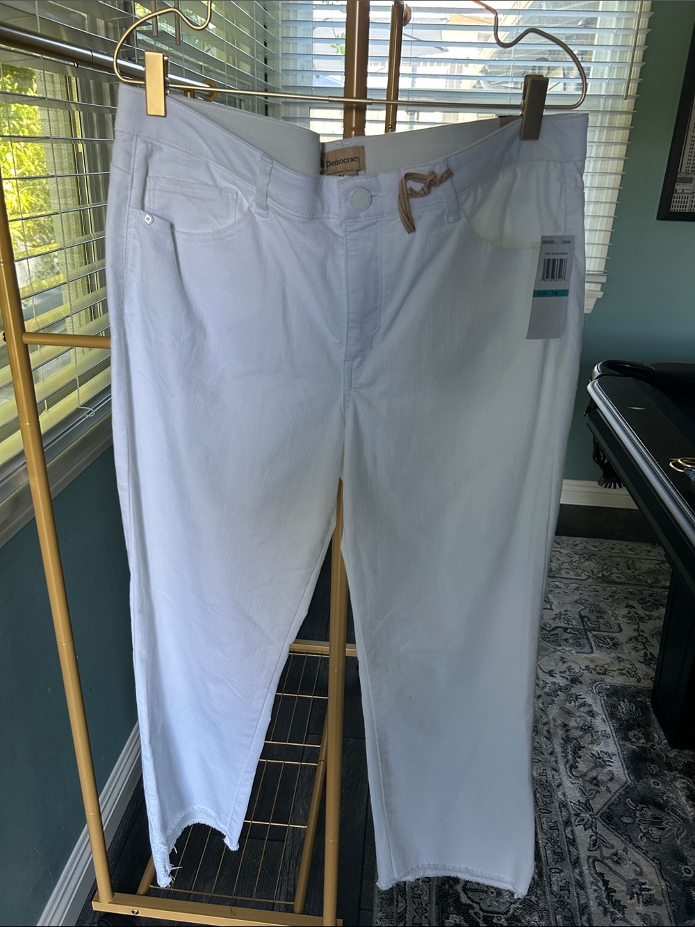Democracy White Cropped Straight Jeans with Raw Hem size 16. NWT.